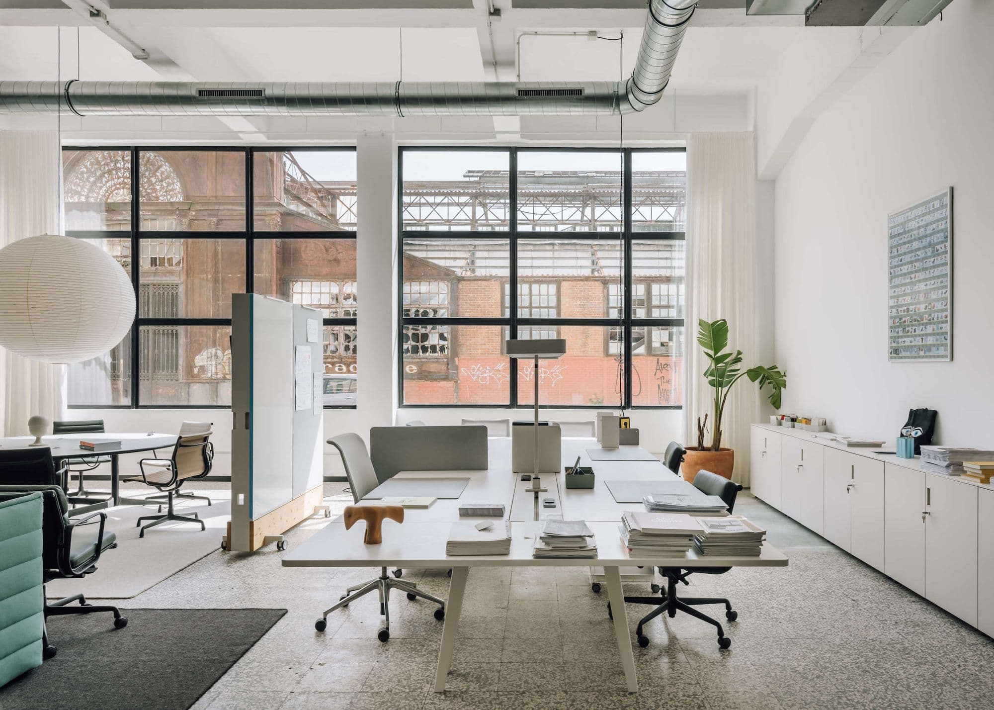 Escritório privado no WorkHub Matinha, com janela para os antigos armazéns